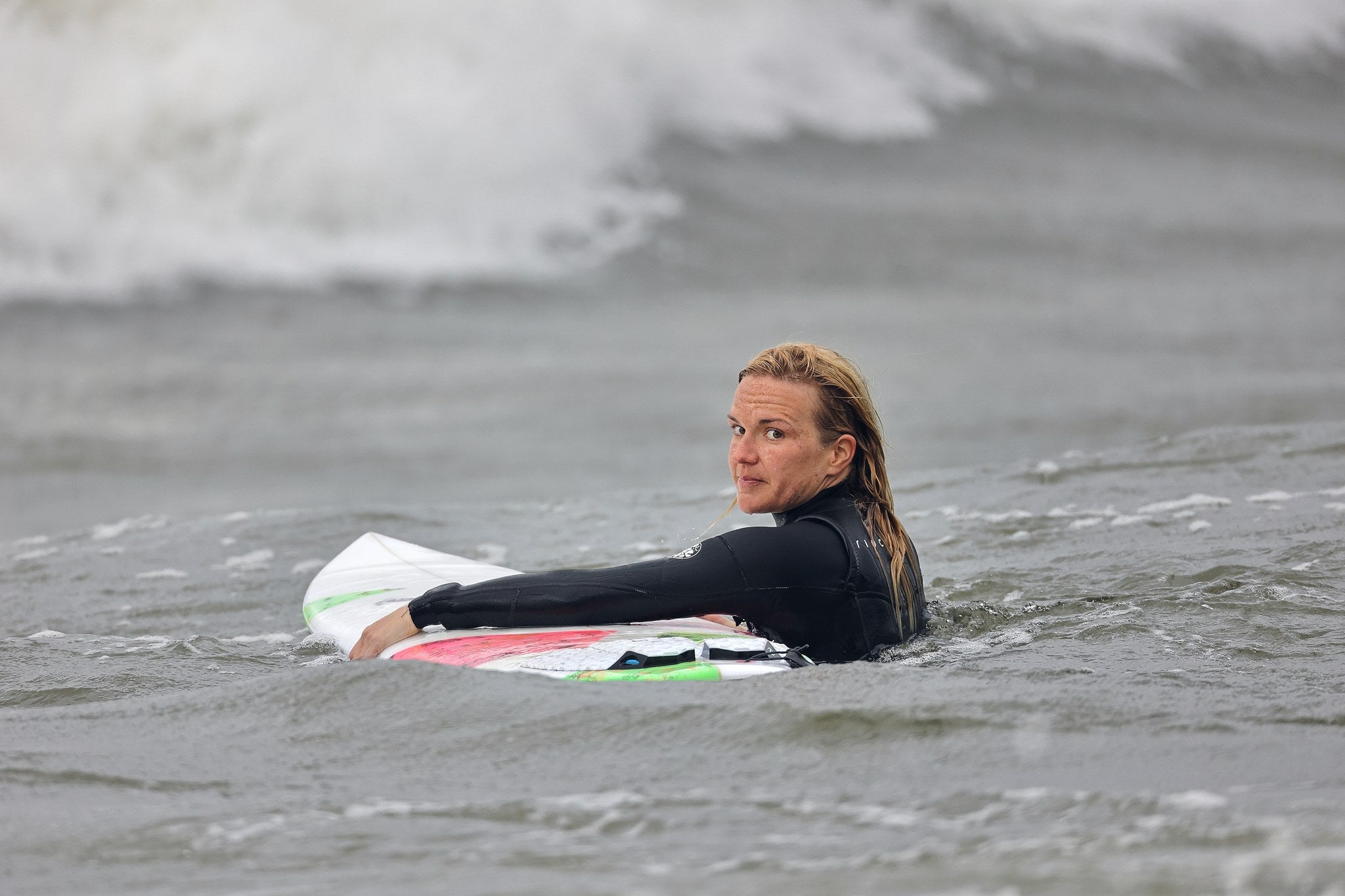 Suomisurffaaja Maria: "surffi pohjolassa haastaa, mutta palkitsee"