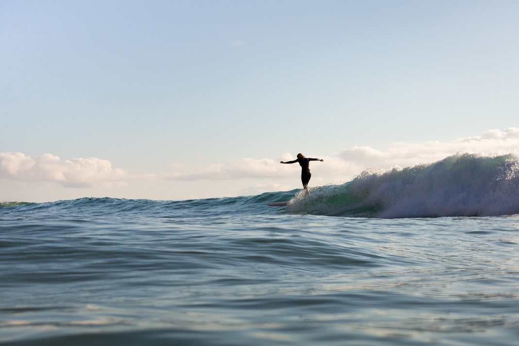 Surffaaja on yhtä meren kanssa -  mitä muuta kuin aaltoja vedessä luetaan?